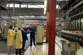 Návštěva ředitelky SPČR ve výrobě obalového skla